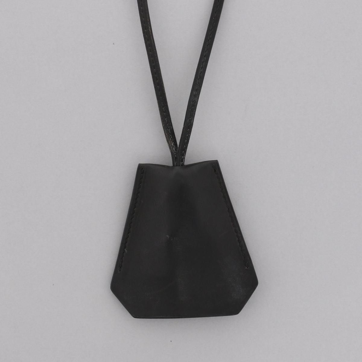 楽天市場】HERMES （エルメス） ｸﾛｼｪｯﾄ ｷｰﾘﾝｸﾞ ﾁｬｰﾑ ﾈｯｸﾚｽ Noir 小物