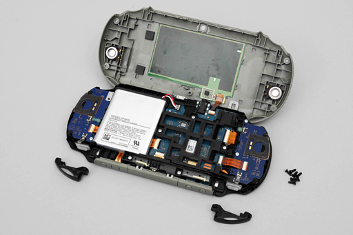 新型PS Vita「PCH-2000」分解レポート。コストダウンと薄型軽量化に