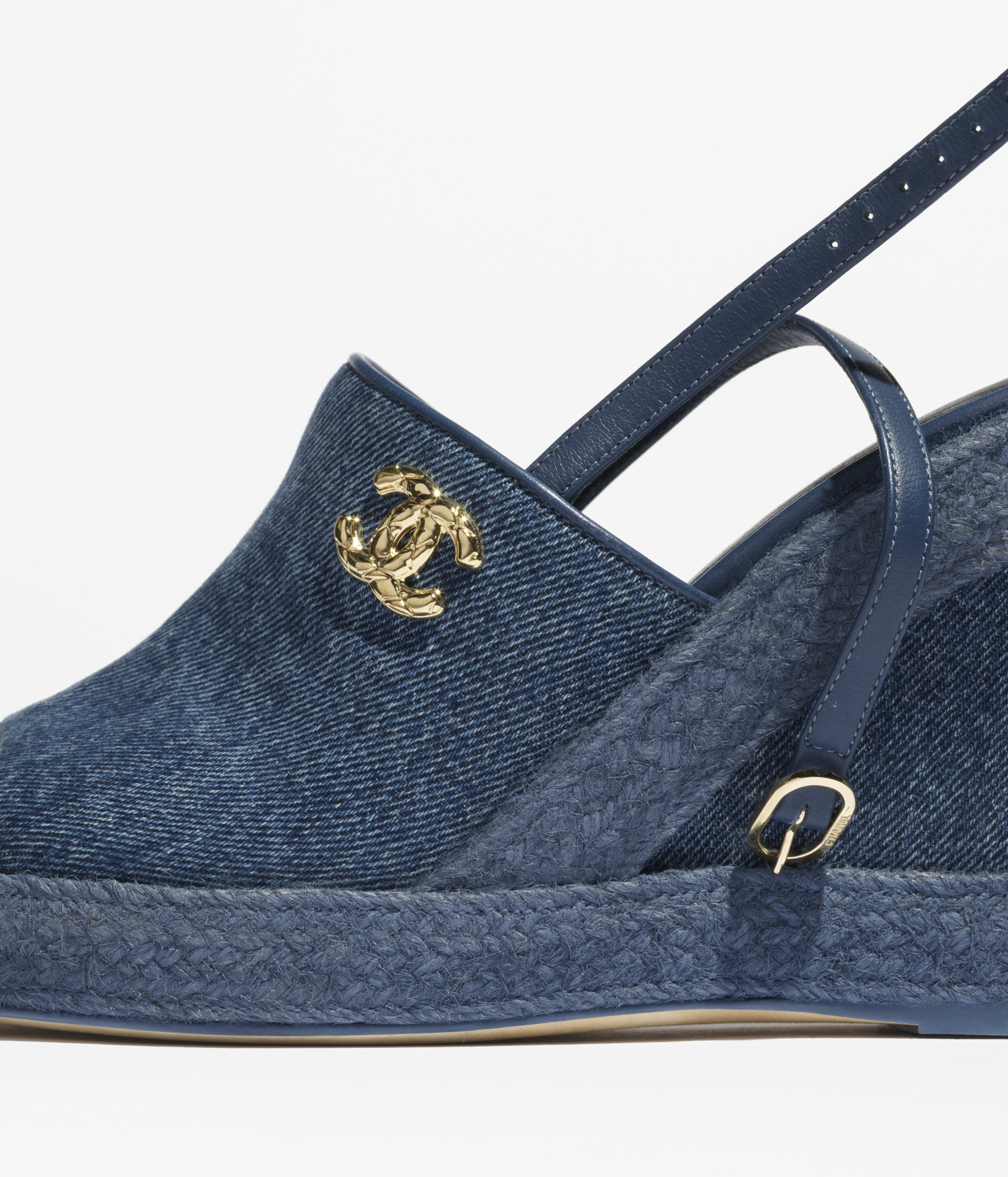 サンダル - ウォッシュド デニム、ブルー — ファッション | CHANEL