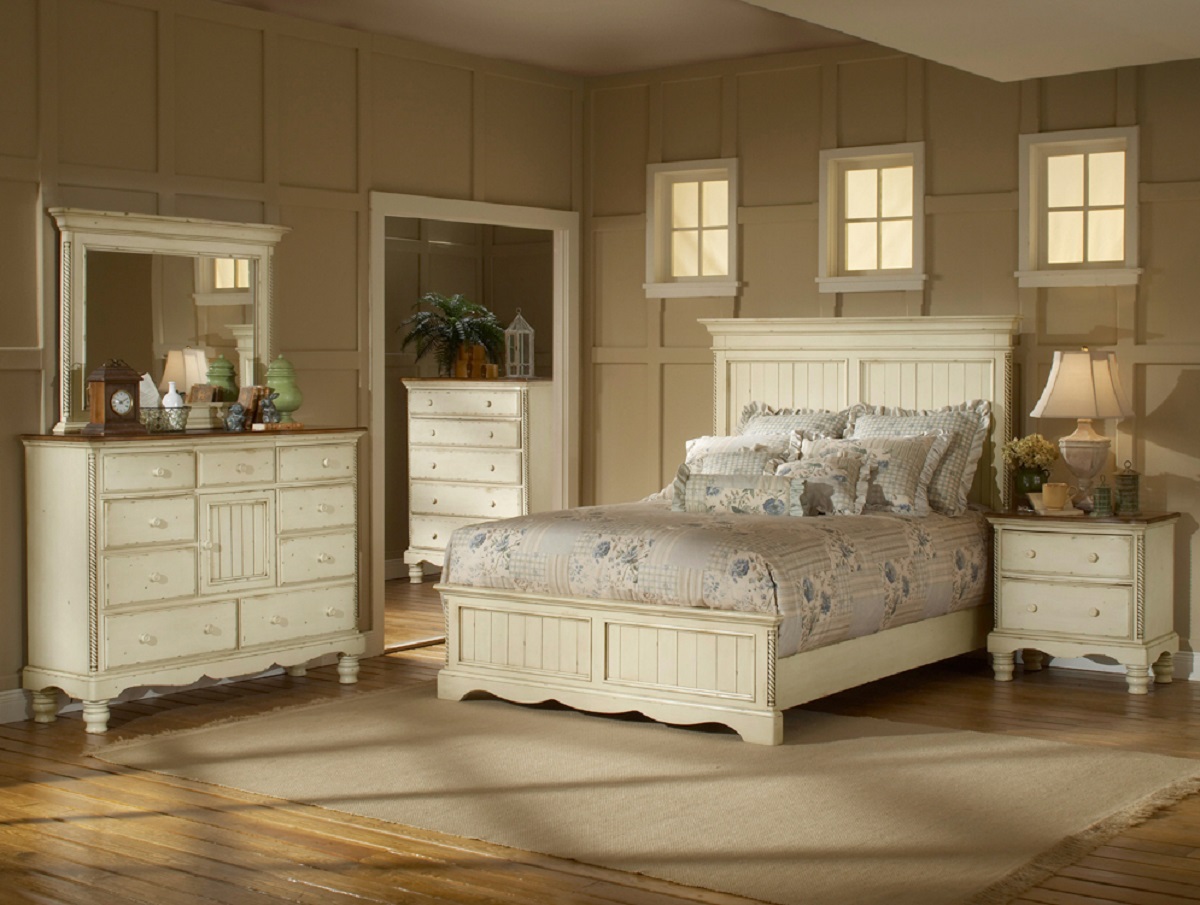 Hillsdale Wilshire Panel Bedroom Set in Antique White