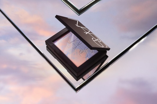 NARS25年夏コスメ“ラベンダーパステル”色のリフ粉、透明感ツヤ肌演出の
