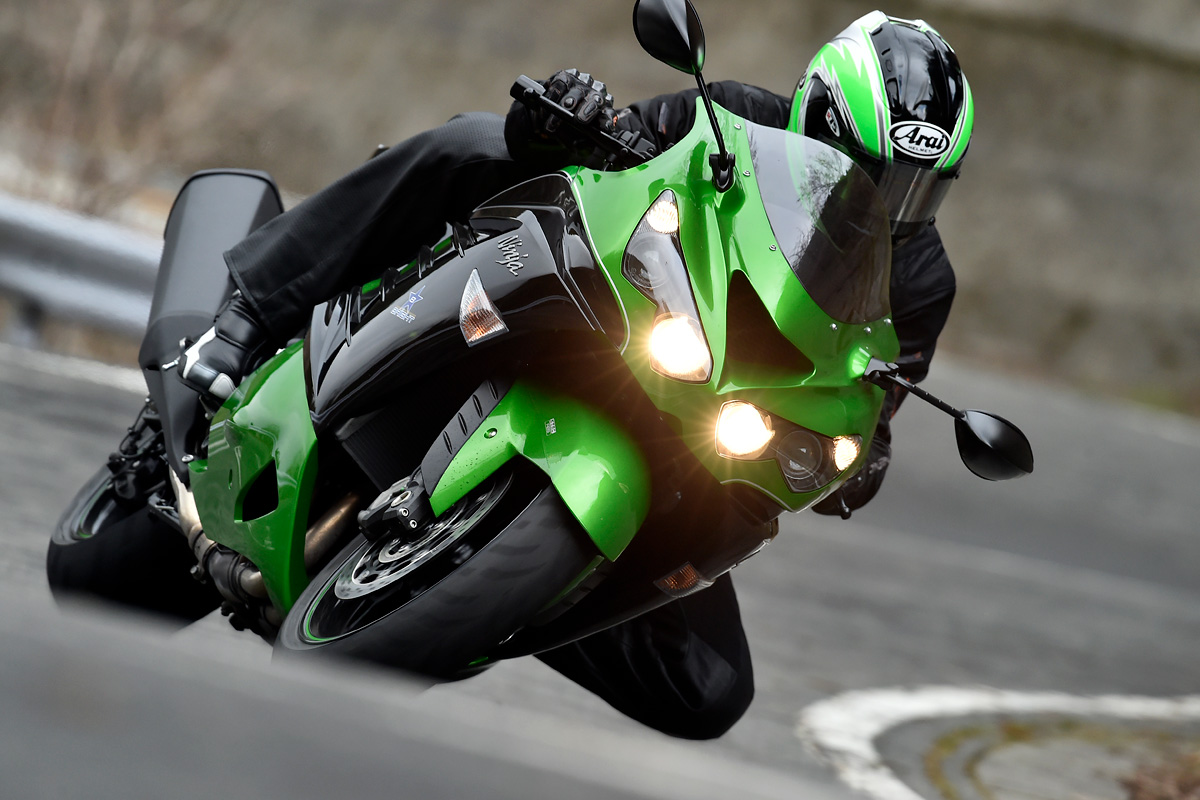 究極と評していい完成度を誇る／Ninja ZX-14R ABS(2016) | 試乗・車両