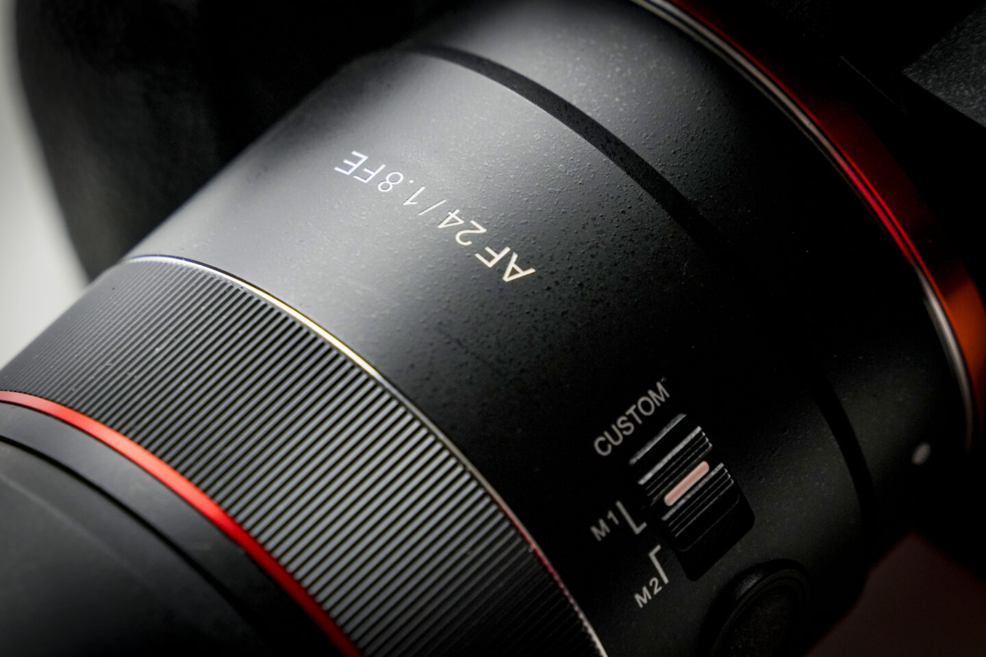 日常を気楽に切りとる手軽な広角単焦点レンズ サムヤン「AF 24mm F1.8