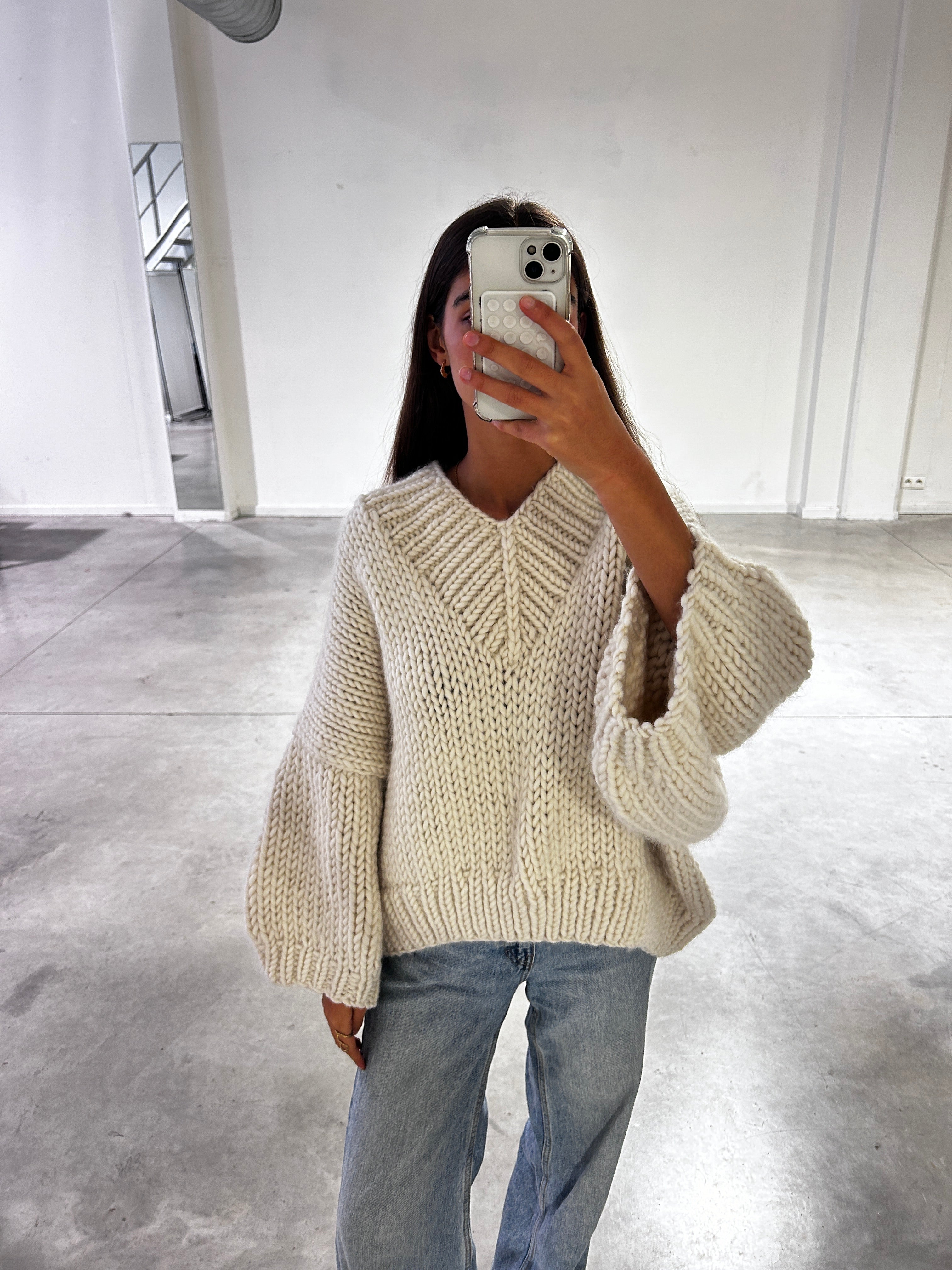 Mr Mittens - CHUNKY V NECK JUMPER - ARCHIVE - Knitwear