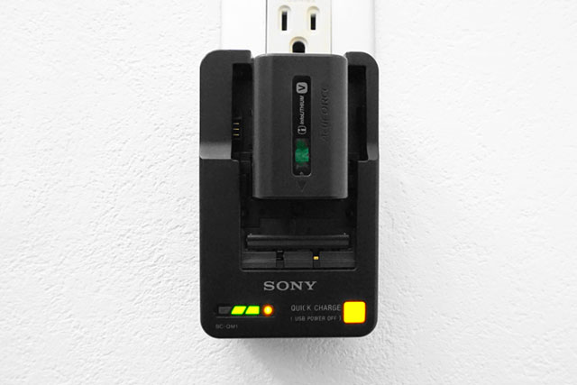 Sony ビデオカメラバッテリー、充電器、取説付き DCR-TRV7