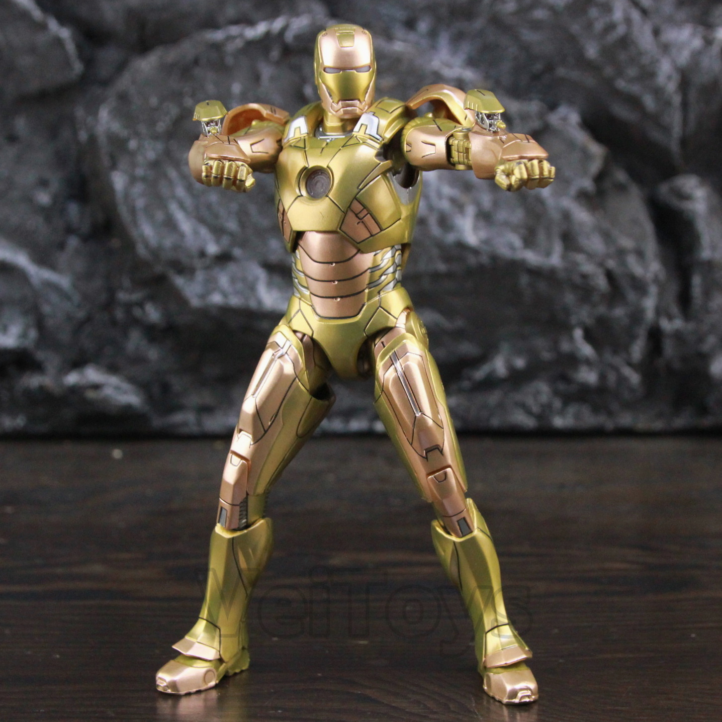 アイアンマン 金色：スターリングレジェンズのゴールドアーマー人形を