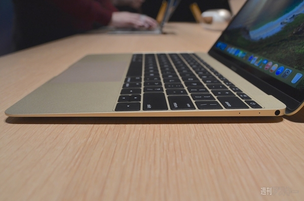 初の本体色ゴールド、感圧パッドの驚き 極薄MacBook 12インチRetina