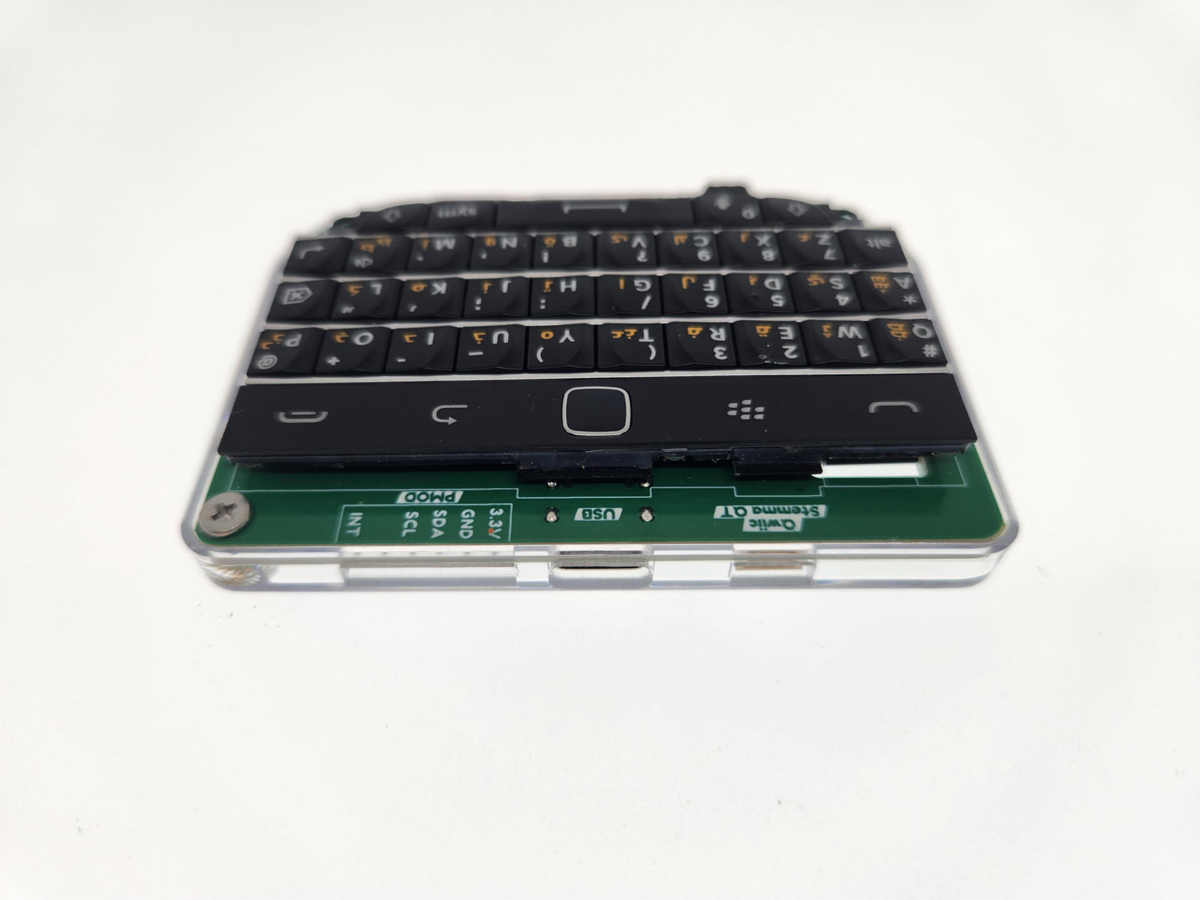 BlackBerry教徒が使途を考えずUSBブラベリキーボード「BBQ20KBD」を