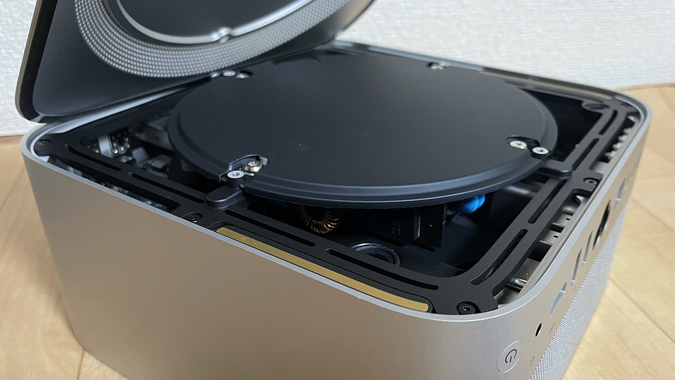 Mac Studioの内部にはトルクスドライバー1本でアクセス可能で、ベース