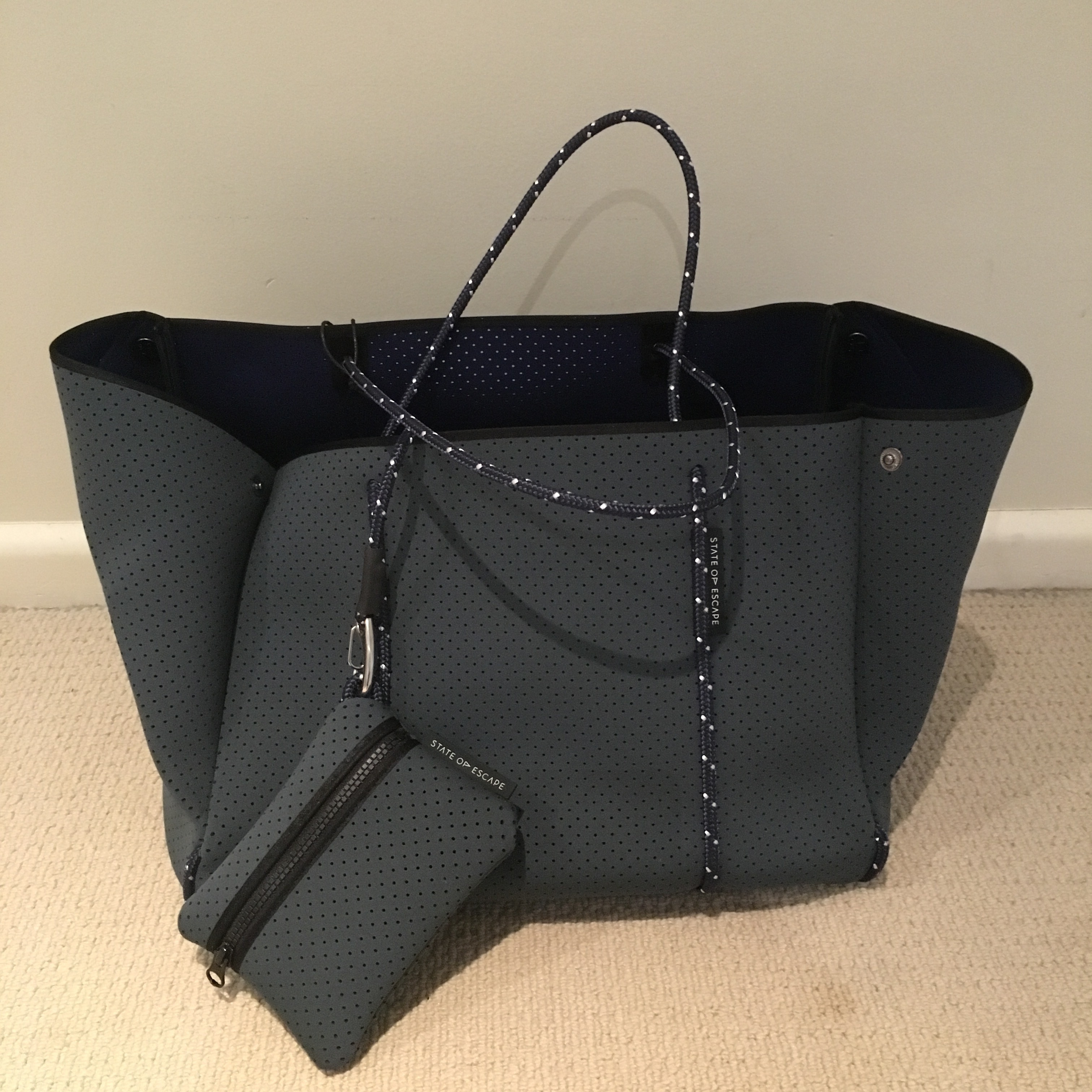 State of Escapeネオプレントートバッグ Pewter/Navy (State of Escape