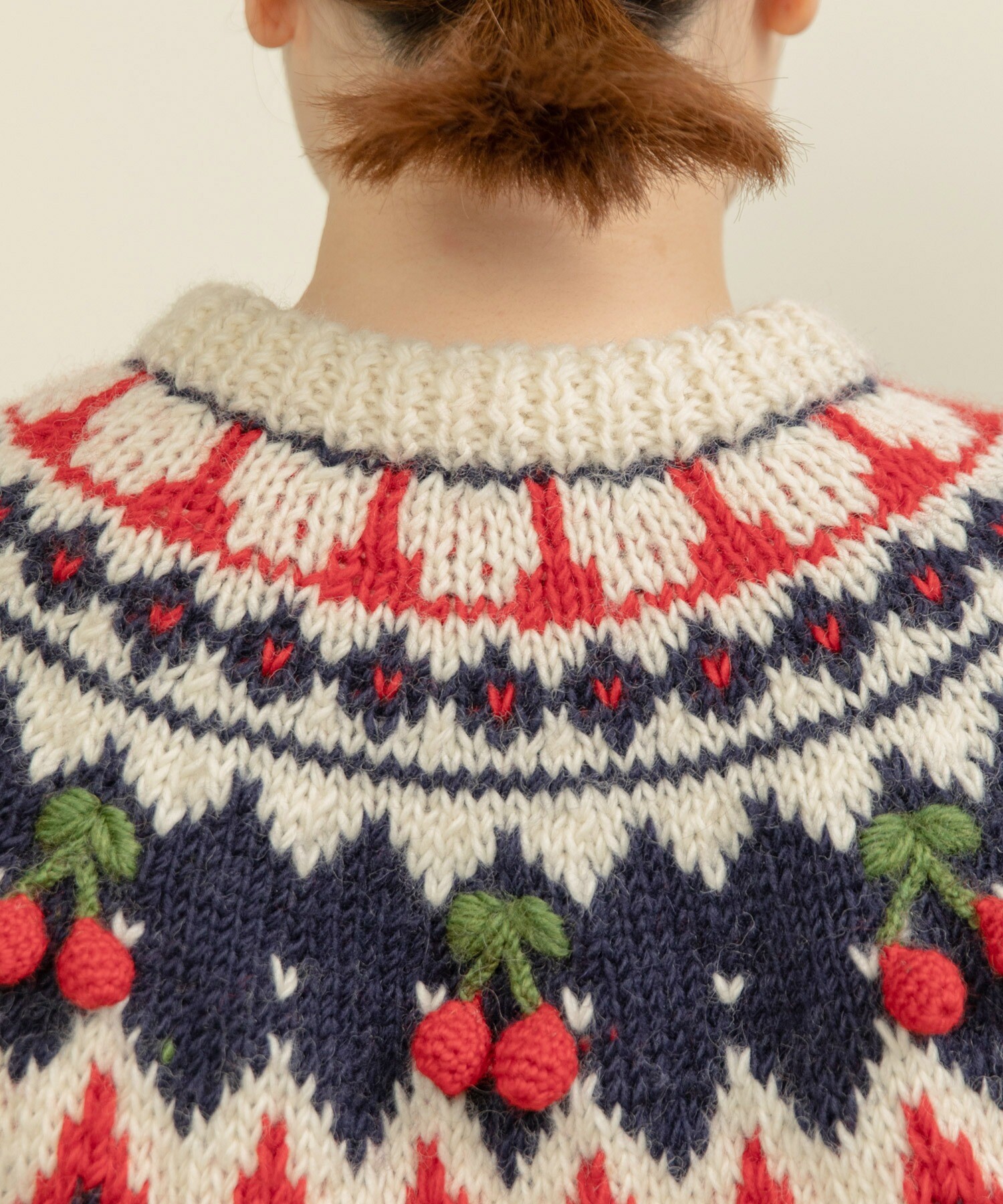 ネパールハンドニット 求心さくらんぼ刺繍カーディガン