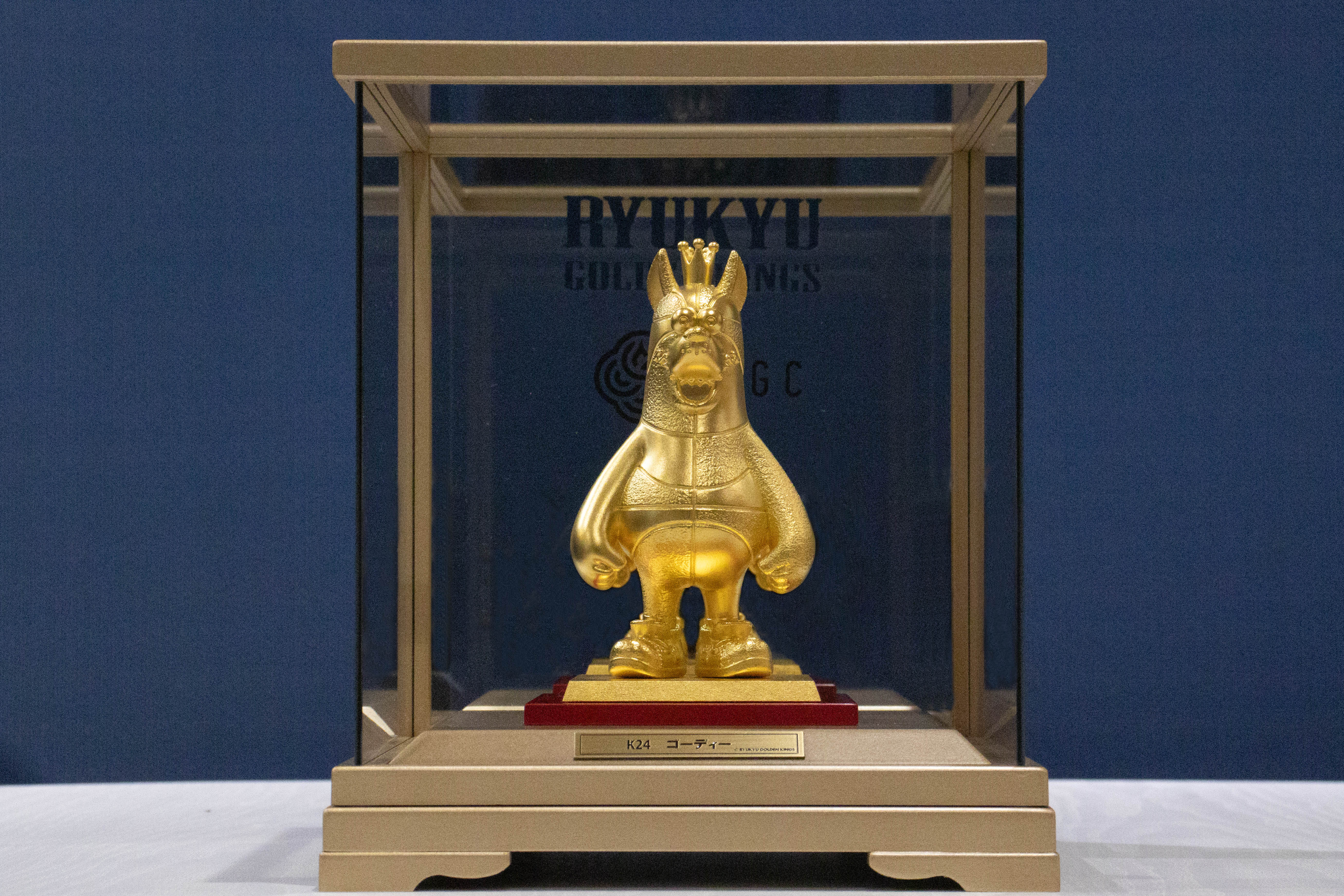 SGC×キングス ゴーディー等身大金箔像と純金ゴーディーを沖縄アリーナ