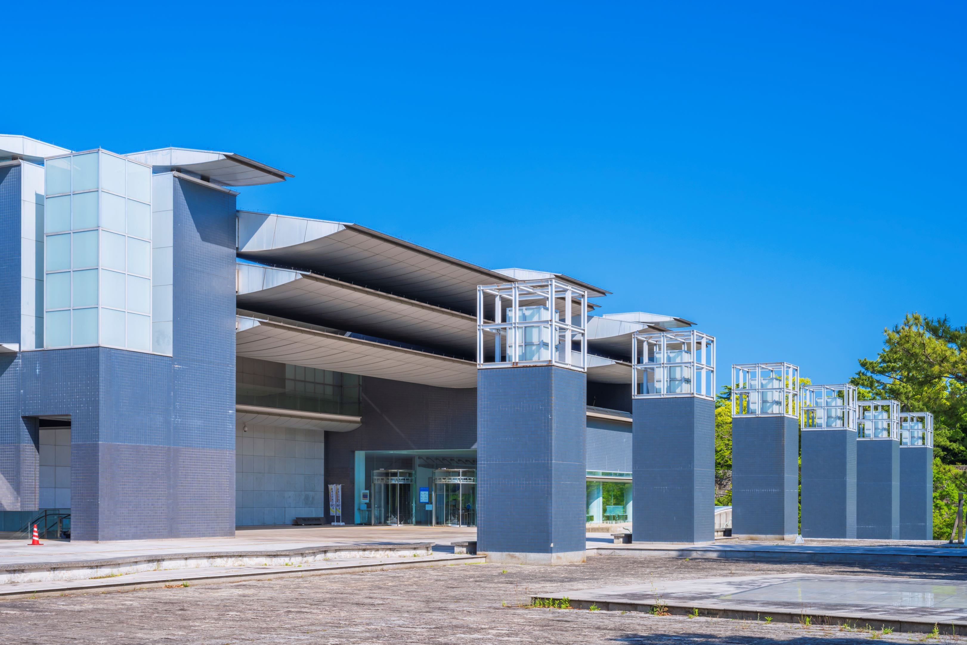 黒川紀章の建築10選】メタボリズム建築とは？著名建築家の斬新な代表作