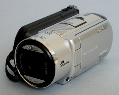衝撃を受けても撮影し続けるHDDビデオカメラ――ソニー「DCR-SR100