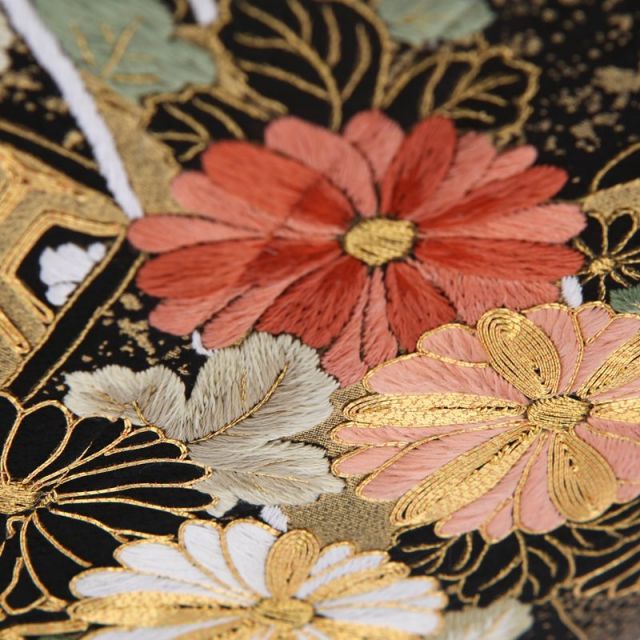 屏風に描かれた重厚感たっぷりの総手刺繍。上品で派手すぎないところに
