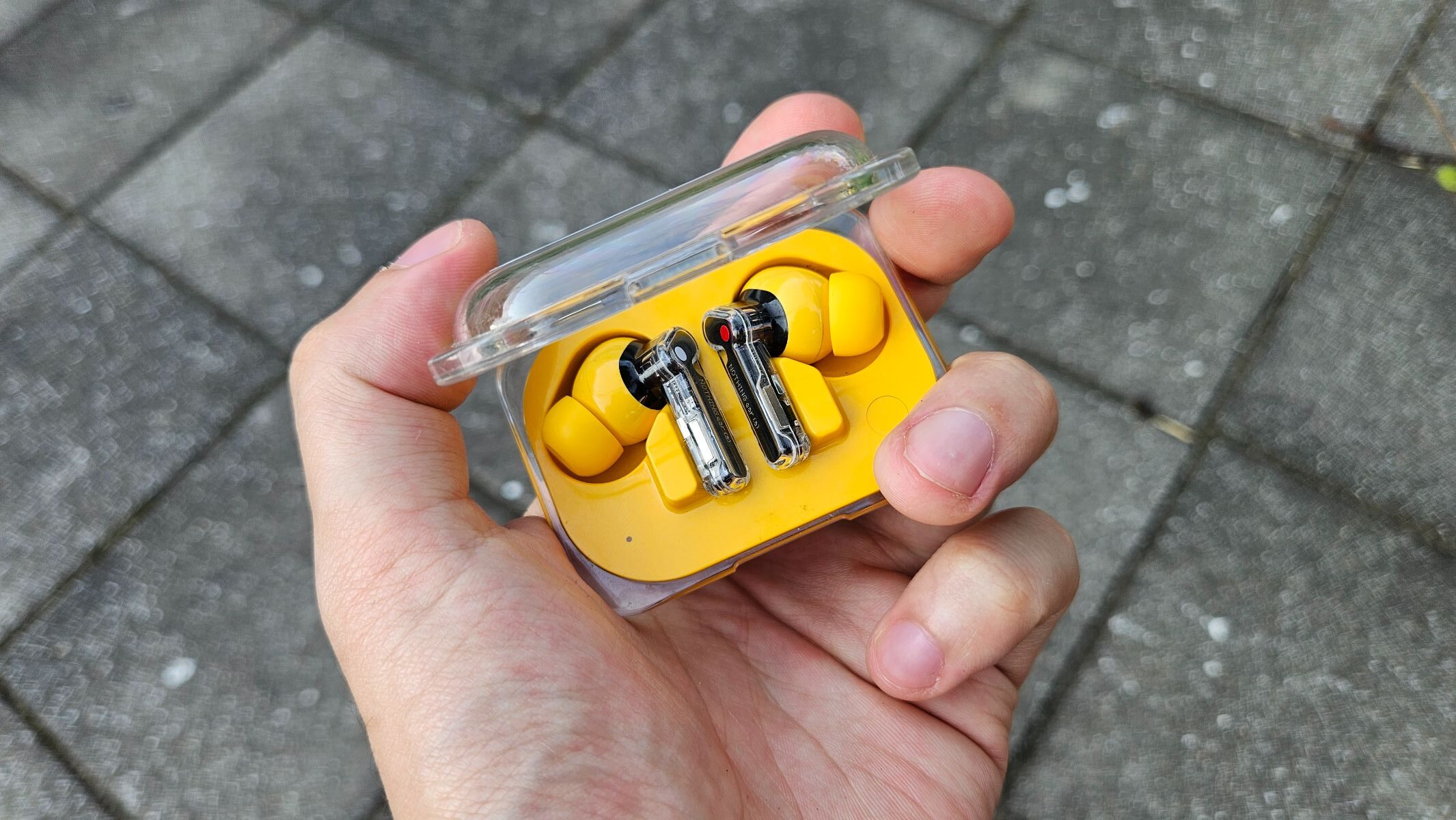 Nothing Ear (a) レビュー：使い勝手と音質は◎だが、独特なスケルトン
