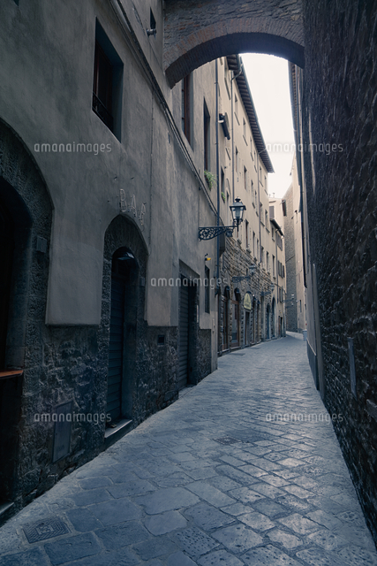 イタリア フィレンツェの古い路地[10610004642]の写真・イラスト素材
