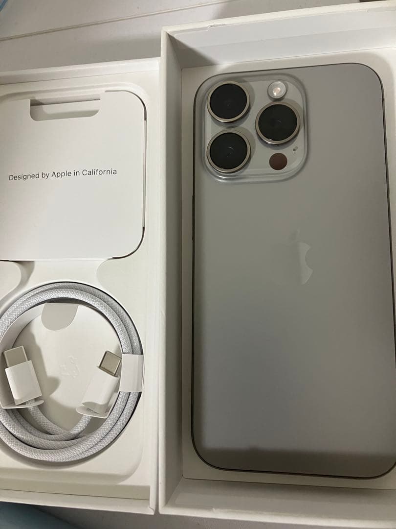 Apple iPhone 15Pro チタニウム ASCII.jp：アップル「iPhone 15 Pro」チタン筐体が美しい！【現地レポ】