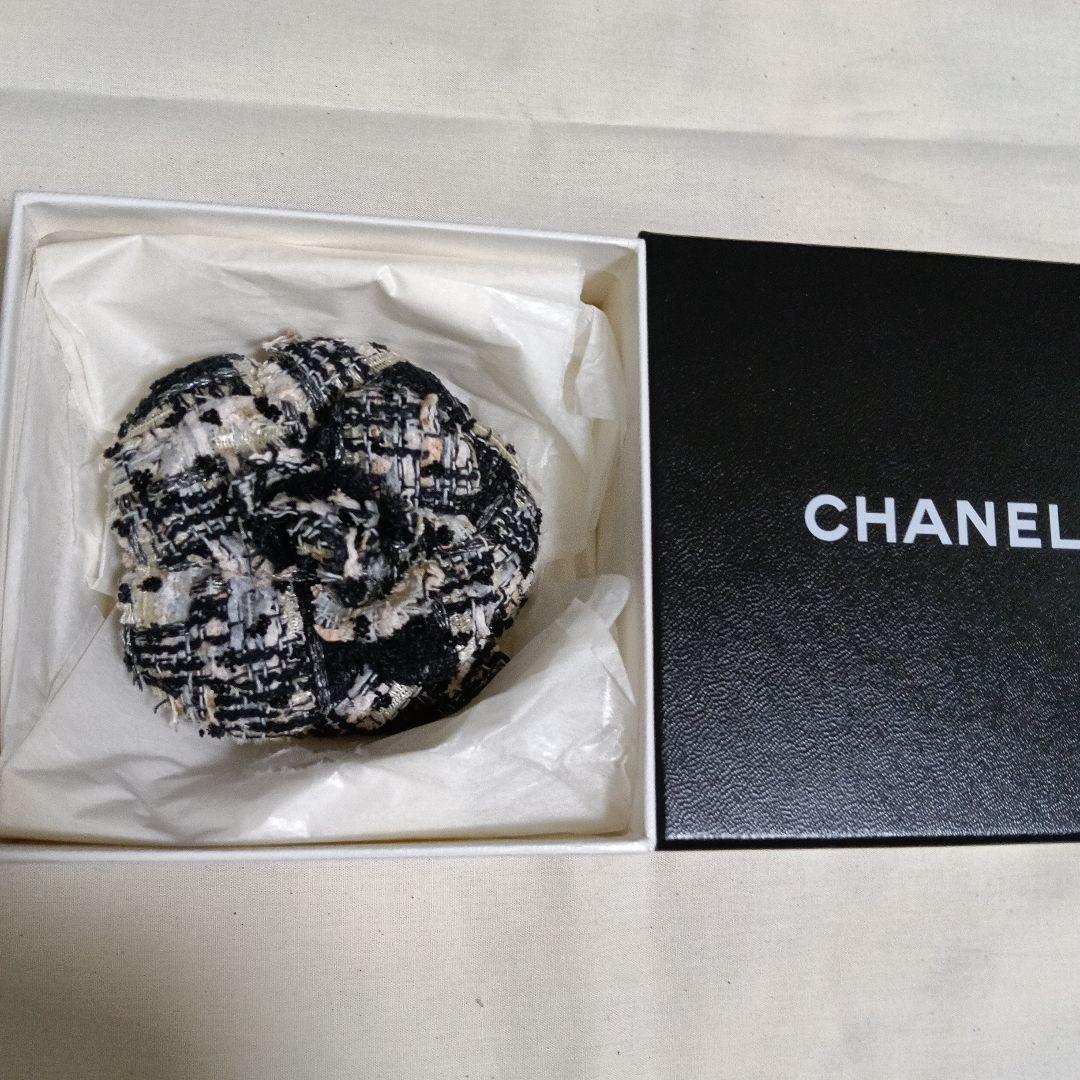 CHANEL ツイードコサージュ ブラック・ホワイト ジャケット - ウール ツイード、ブラック & ホワイト — ファッション