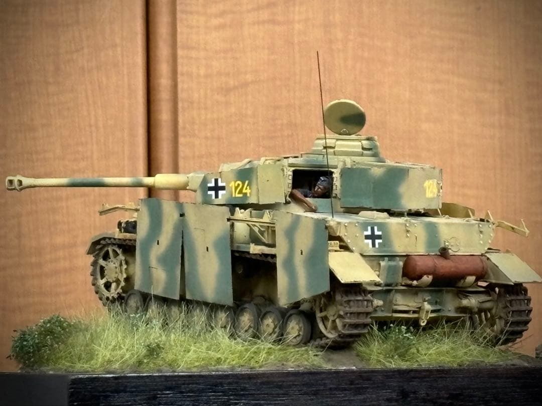 1/35ドイツ Ⅳ号戦車H型 ジオラマ (クルスクの戦い) 第二次世界大戦のドイツ軍主力戦車「IV号戦車H型」のシュルツェン付き