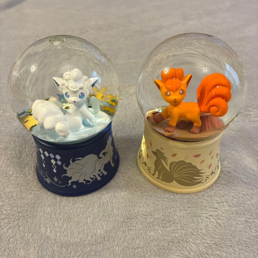 ロコン・アローラロコン スノードームセット　ポケモンセンター アローラロコン＆ヒスイゾロアの「ランタン風スノードーム」がお洒落