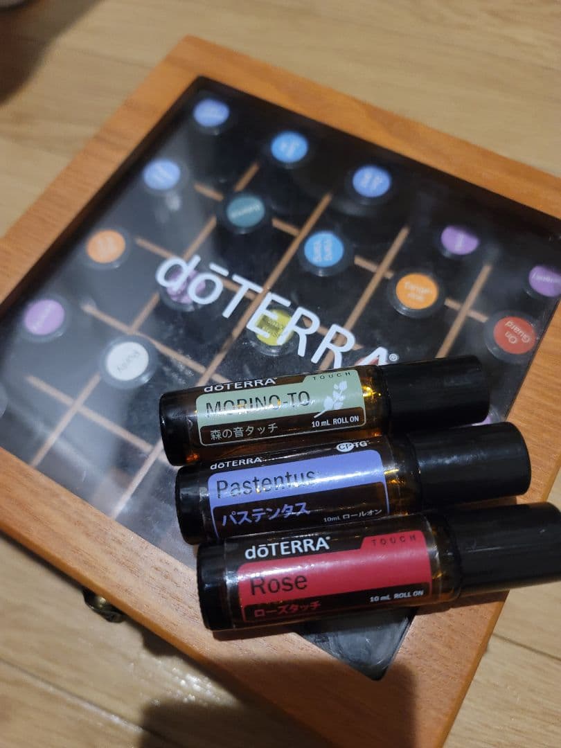 doTERRAアロマ木箱ケース付&森の音パステンタスロールオン&ローズロールオン doTERRA（ドテラ） 森の音タッチ モリノトタッチ ロールオン 10mL