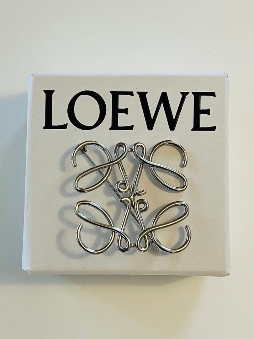 【早いもの勝ち】ロエベ ブローチ　アナグラム　正規品　シルバー LOEWE（ロエベ） [新品/正規ラッピング済] ブローチ アナグラム マルチ