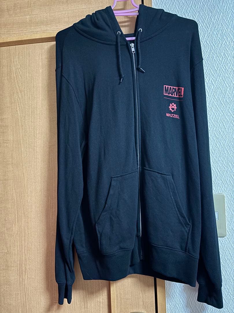 MARVEL × MAZZELコラボ ジップパーカー MARVEL × MAZZEL コラボ ジップパーカー 黒 L ☆ 匿名配送 MAZZEL