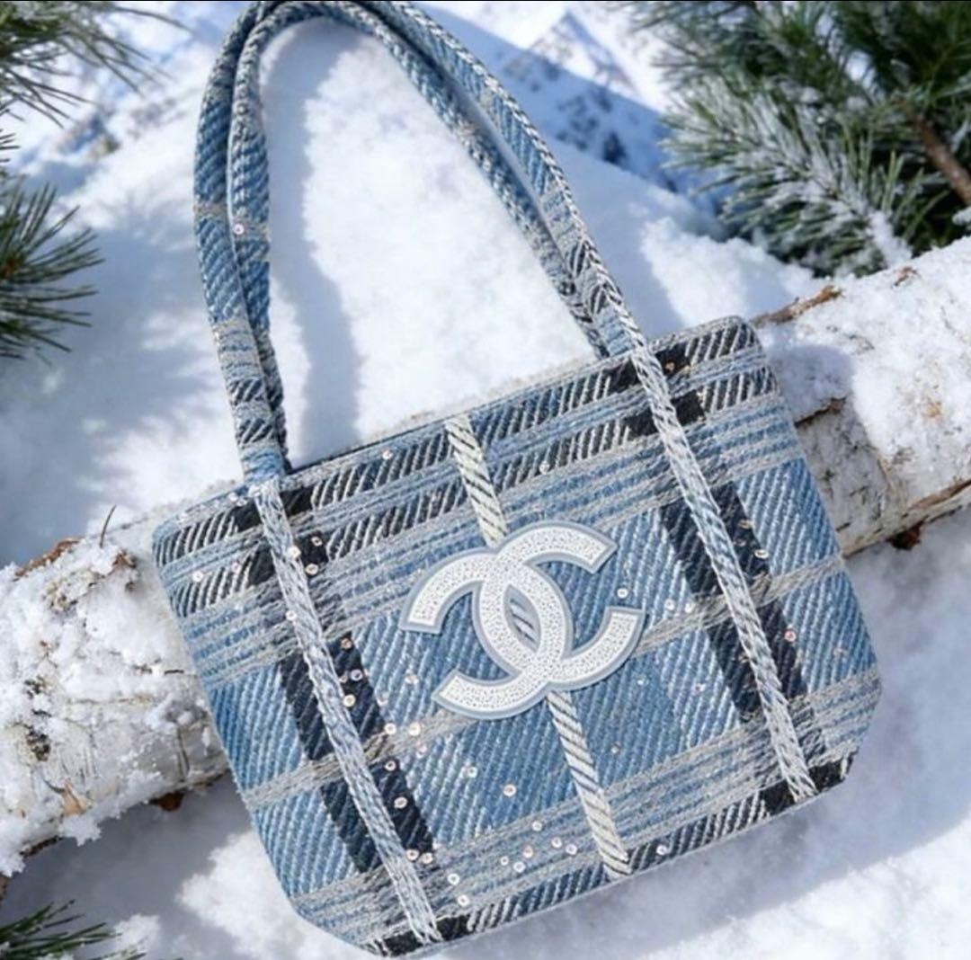 CHANEL シャネル ツイード チェック トートバッグ　水色　新品 CHANEL シャネル ツイード チェック トートバッグ 水色 新品 - メルカリ