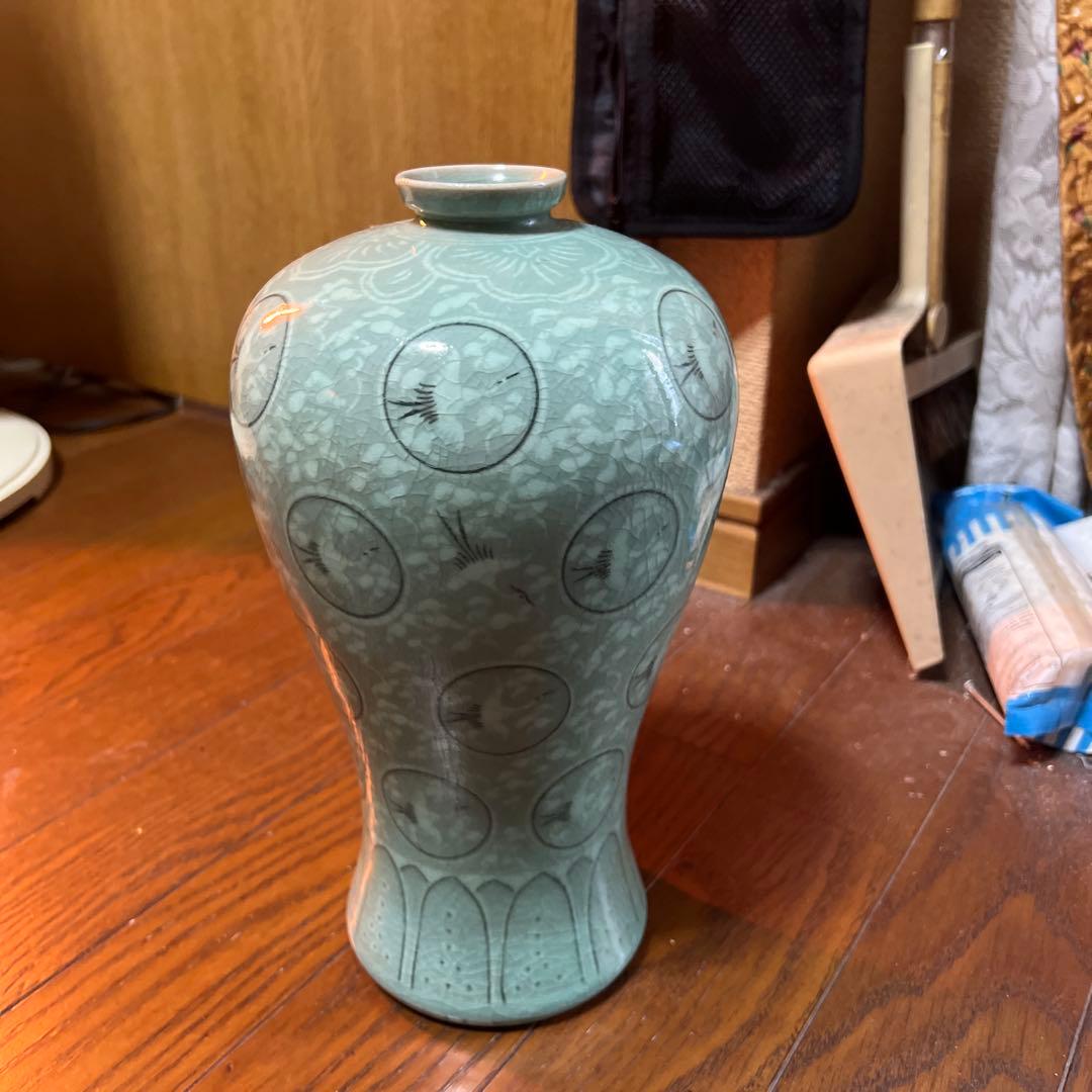 青緑色 陶器 花瓶 円形模様 青緑色 陶器 花瓶 円形模様 青緑色の陶器花瓶 青磁