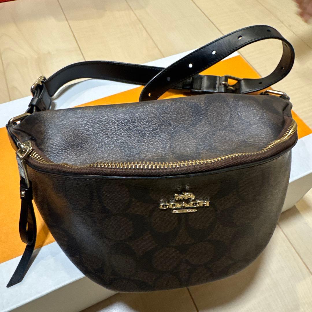 COACH ロゴ入りブラウンウエストポーチ　ボディーポーチ COACH（コーチ） ボディバッグ ウエストポーチ シグネチャー