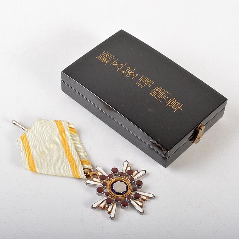 勲章　記章　徽章　勲五等瑞宝章　ケース付　N　6526 Yahoo!オークション -「勲五等瑞宝章」(勲章) (徽章)の落札相場・落札価格