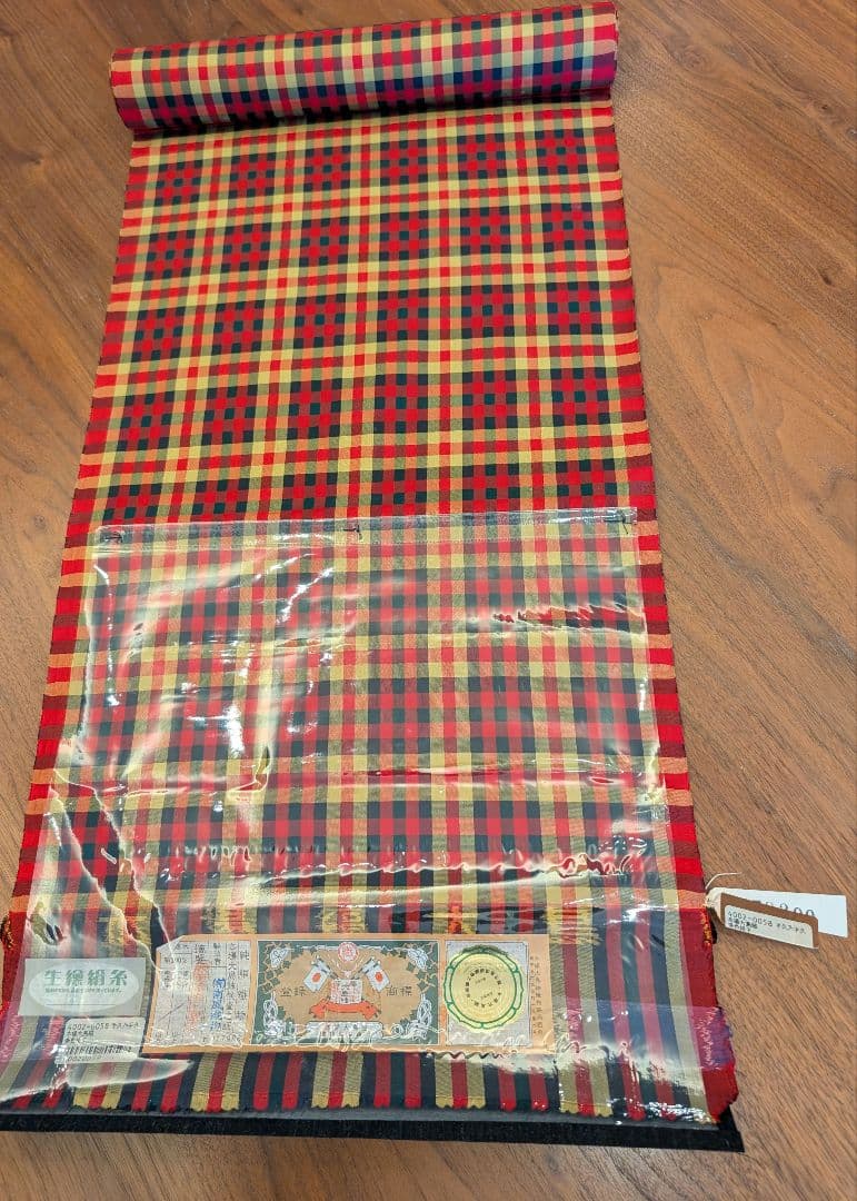 未使用新品　本場大島紬　南風織物格子　生繰絹糸　国産生まゆ　正絹着尺反物1211 本場大島紬 着物 着尺 反物 横双 織絣 窪田織物 濃グレー ブルー