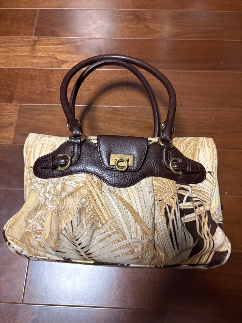 フェラガモ　葉柄ハンドバッグ FERRAGAMO（フェラガモ） サルヴァトーレ Salvatore Ferragamo