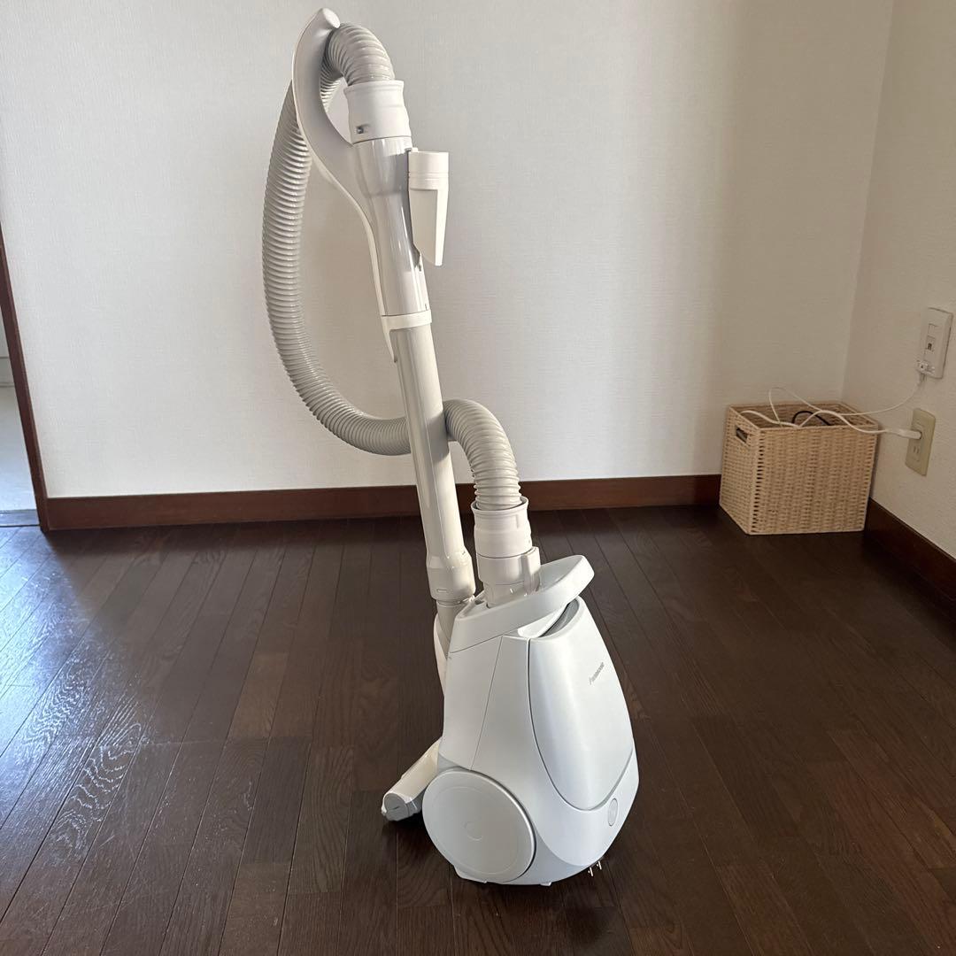 Panasonic紙パック式掃除機 ホワイト【純正紙パック付き】 紙パック式掃除機 ホワイト MC-PJ250G-W [紙パック式 /コード式